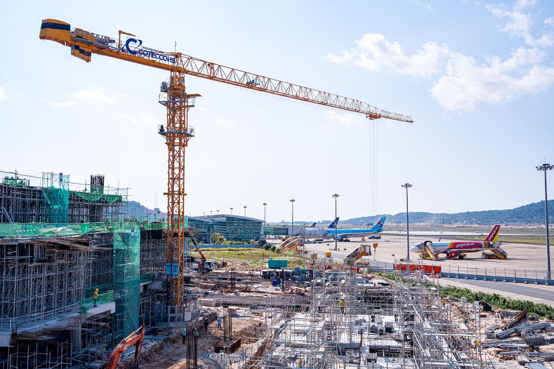 Đường băng số 2 sân bay Phú Quốc sắp hoàn thiện, bắt đầu lắp dựng mái nhà ga mới 